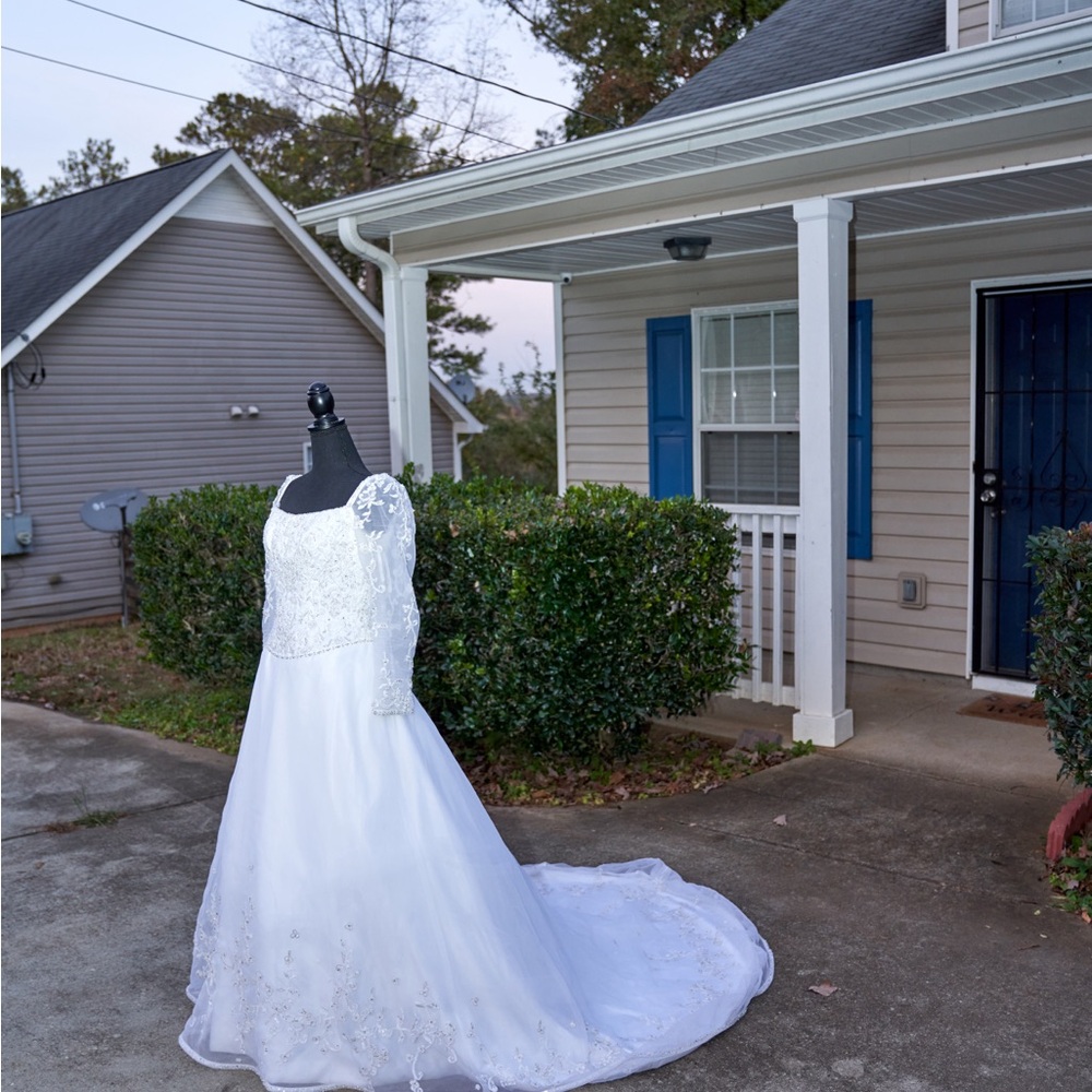 wedding dress,size 6-8 adjustable,only needs one wash because it has been stored